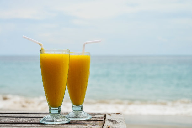 海滩上的芒果冰沙图片下载