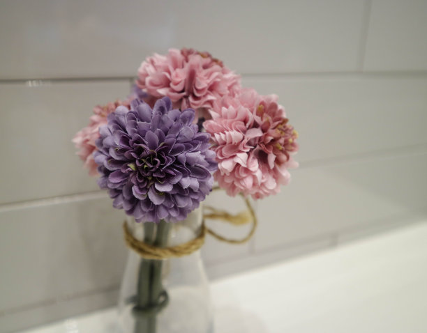 咖啡馆里美丽的花朵图片下载