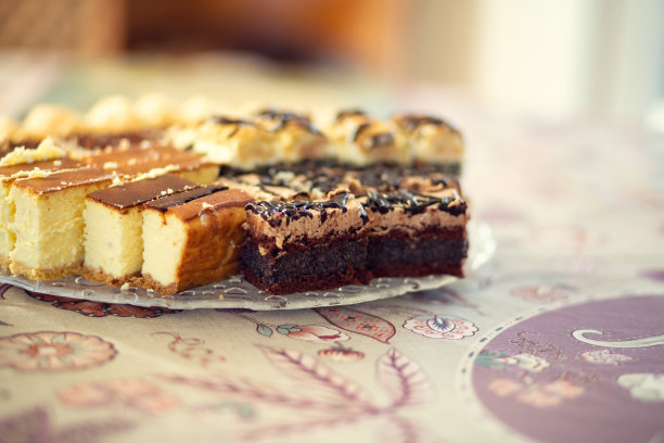 铺着桌布的桌子上放着一盘自制的蛋糕。图片下载