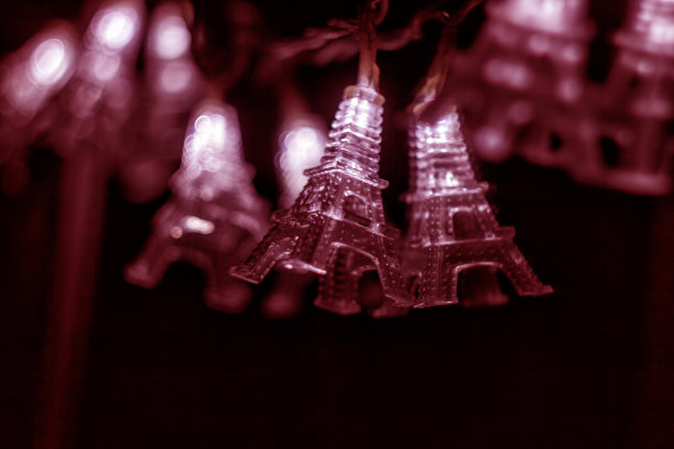 电花环的形式具有塔式模糊效果，单色、红色图片下载