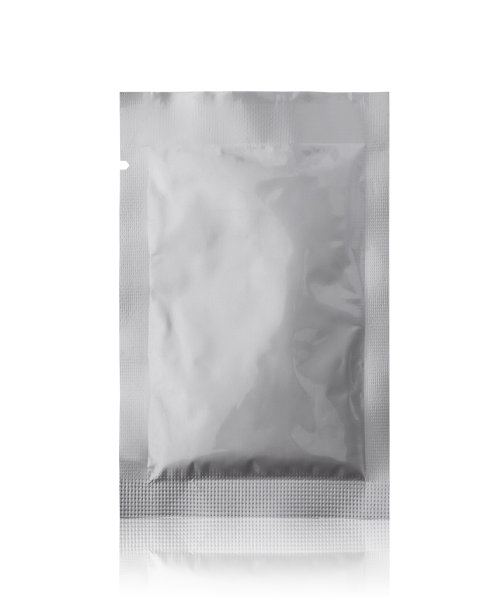 白色背景上带剪切路径的空白铝箔小袋包装图片下载