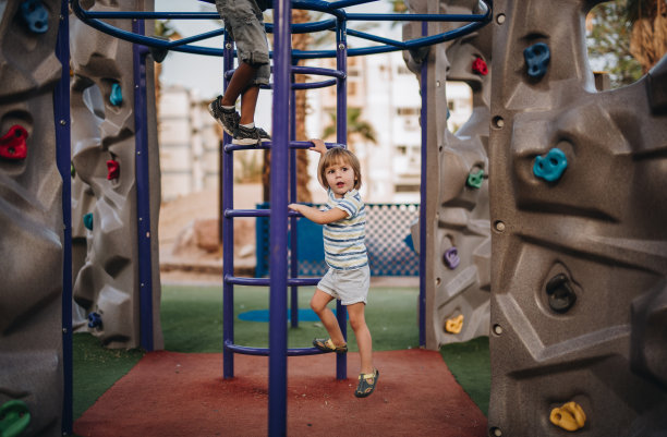 小男孩在操场上爬梯子图片下载
