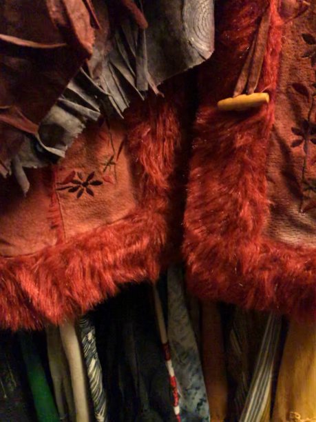 近距离拍摄的衣服在衣橱特点的纹理，图案和颜色的时尚图片下载