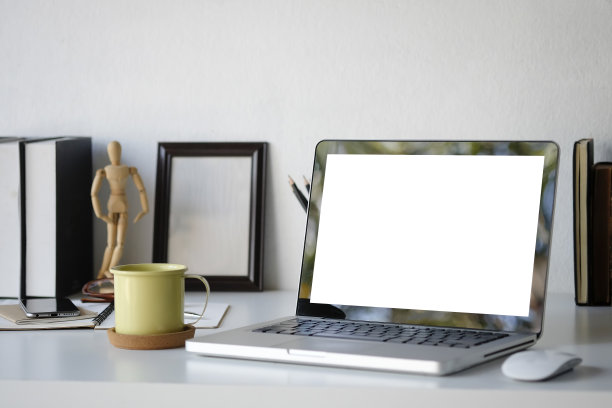 笔记本电脑模型和办公用品在工作区，选择性聚焦图片下载