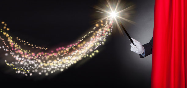 魔术师在舞台幕布后面拿着魔杖图片下载