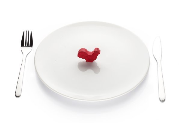 白色盘子上的木制玩具鸡图片下载