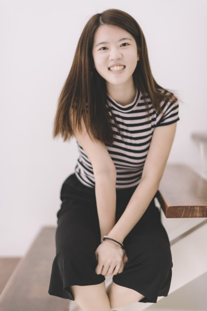 亚洲华人女性看着镜头笑着，露出牙齿图片下载