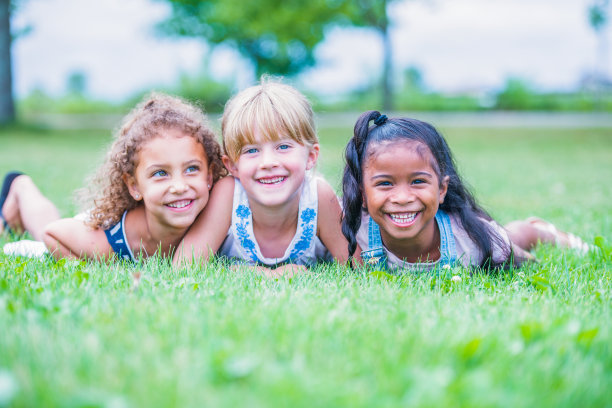 三个年轻的朋友图片下载
