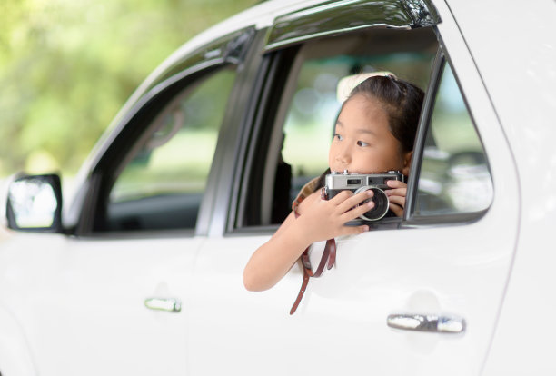 可爱的女孩用老式相机拍照图片下载