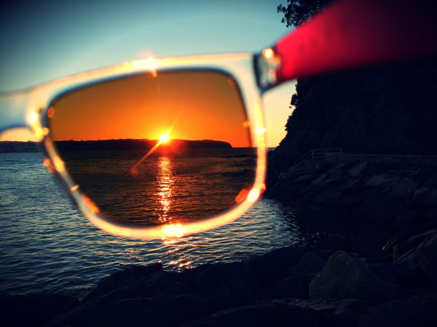 透过彩色水晶玻璃看到的海面上的日落图片下载