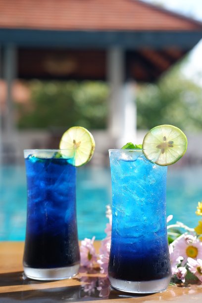 泳池酒吧的蓝色鸡尾酒图片下载