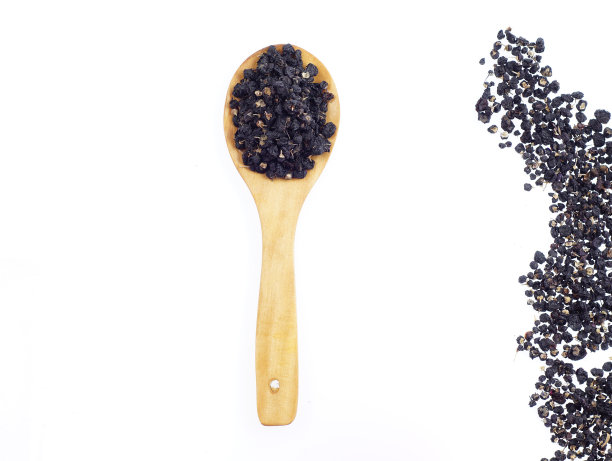 白色背景上的传统中式黑色草药干枸杞图片下载