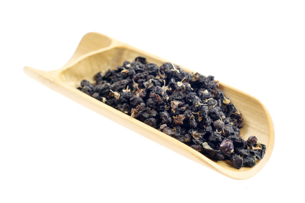 传统的中国黑色草药干枸杞在白色的背景图片下载