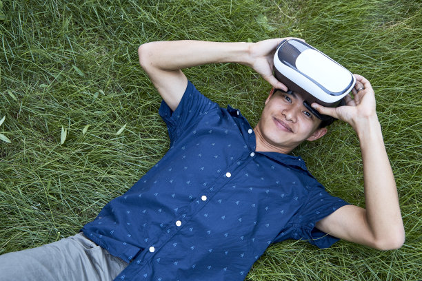 使用虚拟现实头盔的人图片下载