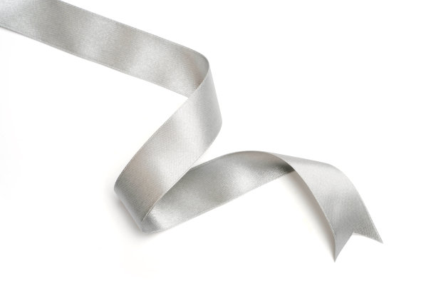 银色的丝带在白色的背景上滚动图片下载