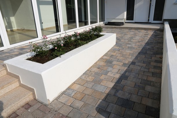 现代铺砌的无障碍轮椅坡道图片下载