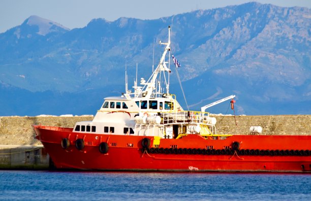 港口有一艘红色货船图片下载