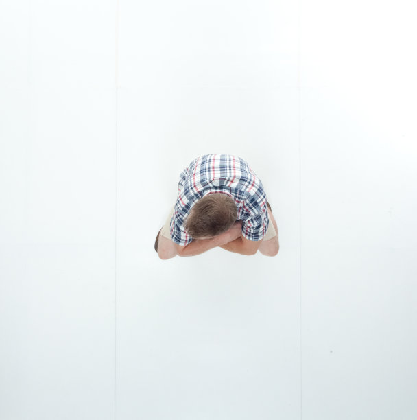 正上方的男士穿着休闲服，坐在椅子上图片下载