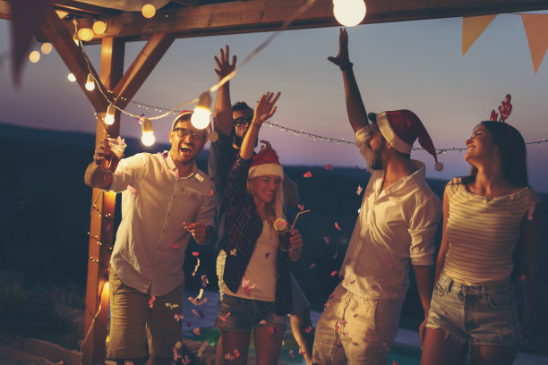 朋友们在泳池边玩新年晚会图片下载