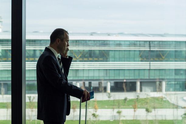 商务人员在机场打电话图片下载
