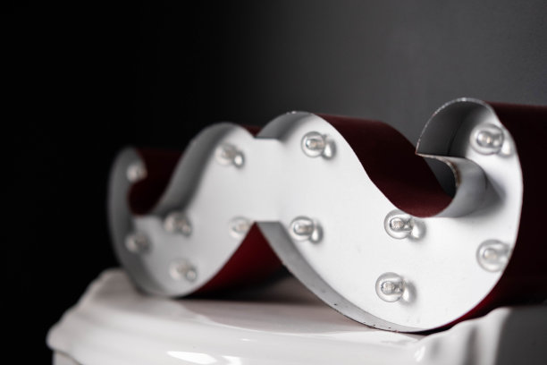 小胡子家的灯与灯关了图片下载