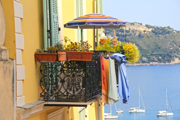 阳台上的沙滩伞。图片下载