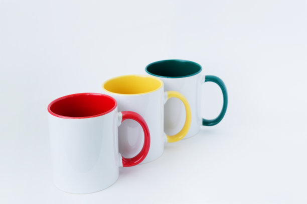 三个白色的杯子，有绿、黄、红三个把手图片下载
