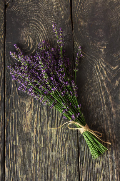 清新芳香的薰衣草花香，背景是深色的木板图片下载