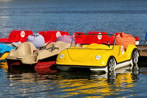 在湖上停放五颜六色的水上自行车。图片下载