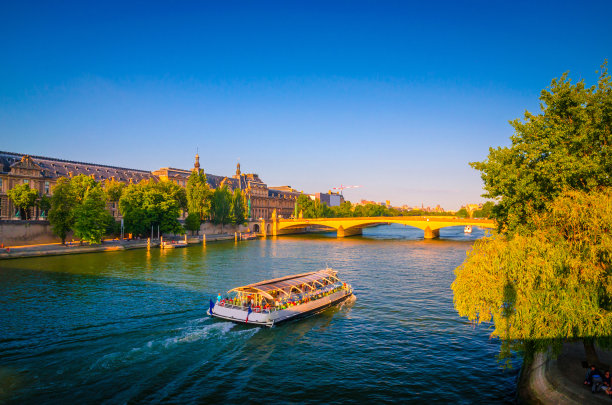 法国巴黎塞纳河附近的桥梁和建筑物图片下载