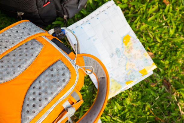 游客的包和地图图片下载