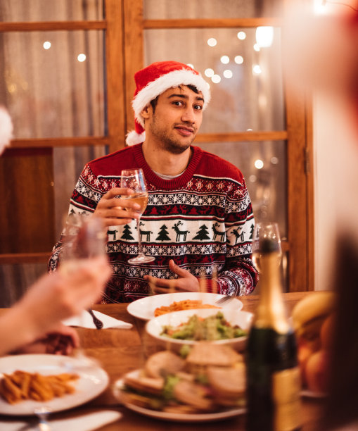 幸福男人在家过圣诞节图片下载