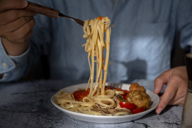 肉丸和蘑菇意大利面图片下载