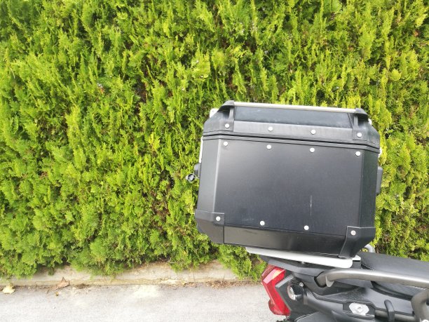 摩托车后面的后备箱图片下载
