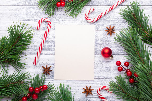 圣诞节的背景。冷杉枝，糖果手杖和礼物在一个轻木制的背景。蔓越莓，香料，冬青浆果。平铺，俯视图，拷贝空间。图片下载