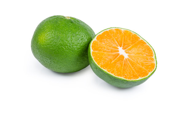 一半和整个的绿色橘子在白色的背景图片下载
