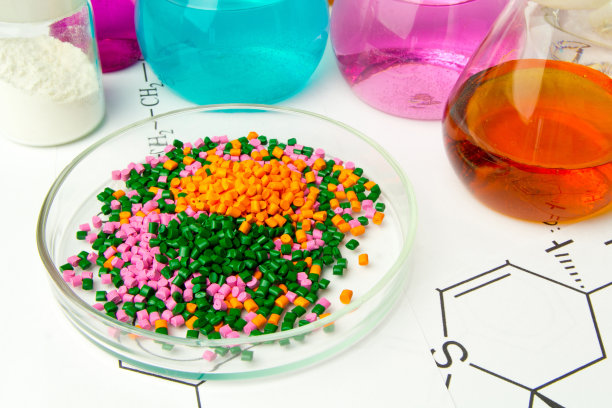 塑料原料在颗粒化学实验室和试剂的背景下。聚丙烯、乙烯、聚丙烯在实验室条件下的研究塑料原料在颗粒化学实验室的背景和试剂图片下载