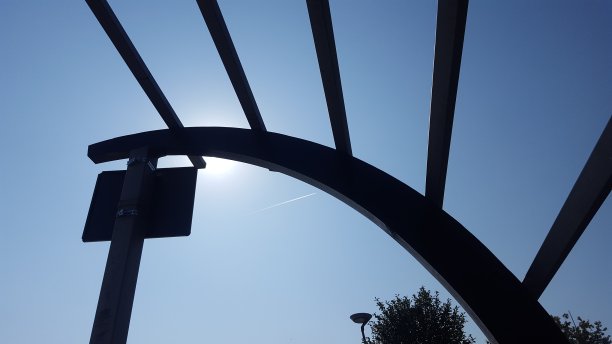 建筑拱门与阳光和晴朗的天空在背景。图片下载