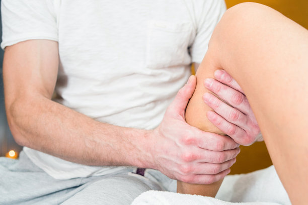 在水疗沙龙做小腿按摩图片下载