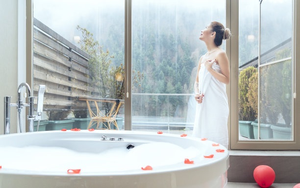 女士在豪华五星级酒店沐浴在热水浴衣-自然景观图片下载