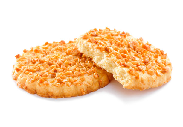 两个黄油饼干与碎坚果近距离隔离在白色背景图片下载