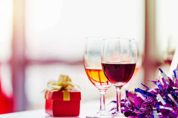 两个酒杯和红色礼盒设置对象派对在桌子上图片下载