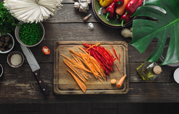 俯视图原料烹饪素泰国面木制桌子家庭厨房图片下载