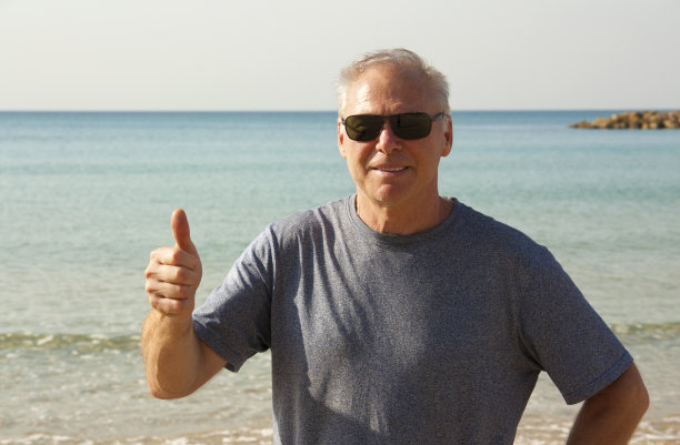 一位60多岁的男人做出“OK”手势图片下载