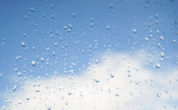 美丽的雨滴落在窗玻璃上。春夏季天气，有温暖的雨水。库存图片图片下载