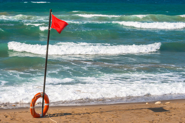 希腊克里特岛海滩上的红旗警告。图片下载