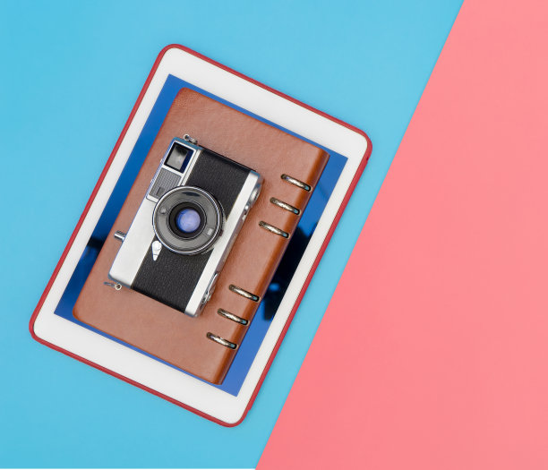 旅行平铺相机和物品的商务旅行者在蓝色的拷贝空间图片下载