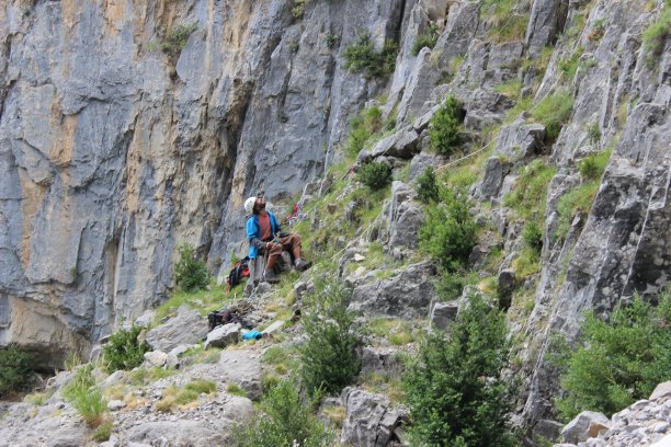 在法国边境的西班牙比利牛斯山脉的攀岩者，传统的攀岩与自我保护锚和令人惊叹的攀岩运动的地方，西班牙图片下载