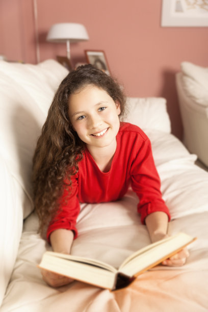 拿着书的女孩图片下载