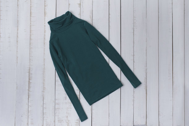 祖母绿高领在一个木制的背景。时尚的概念图片下载